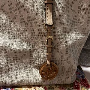 Beautiful Tote white and cream;used no scratches,no rips excellent conditions.